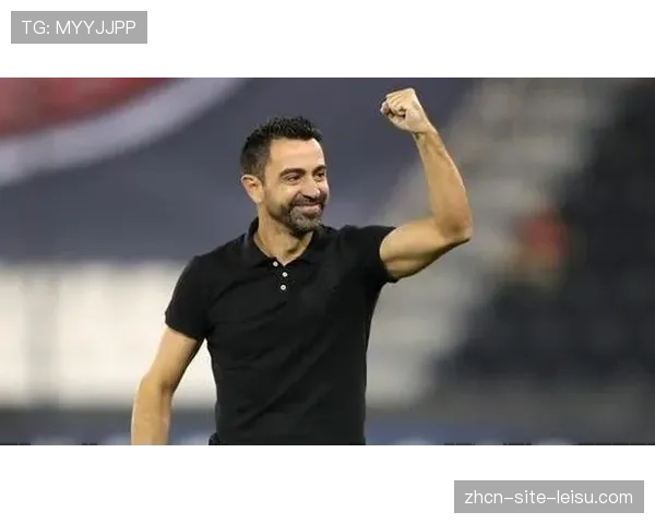 特写：赛后更衣室内，恩里克与教练组激烈讨论战术画面被捕捉